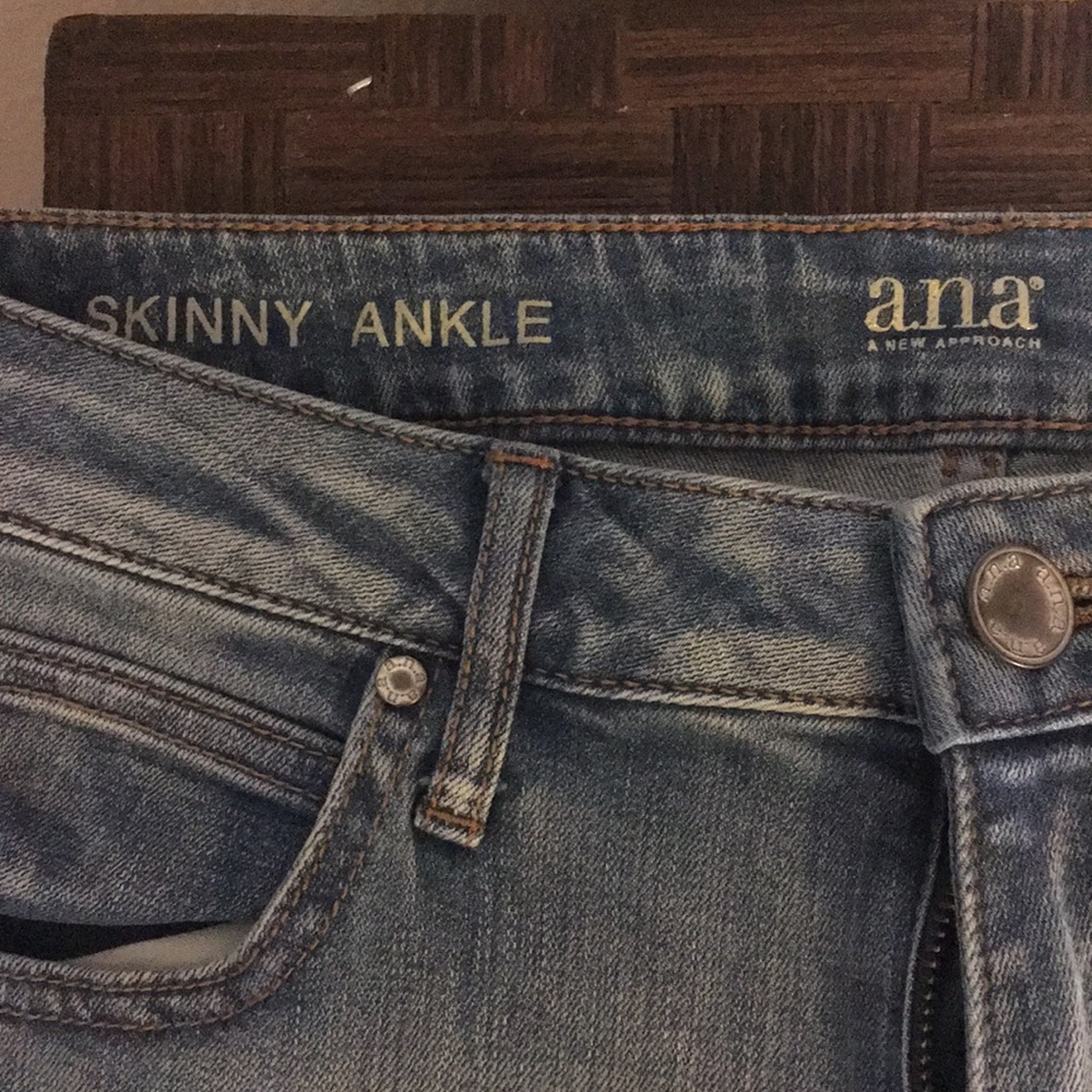 Skinny ankle distressed at knees